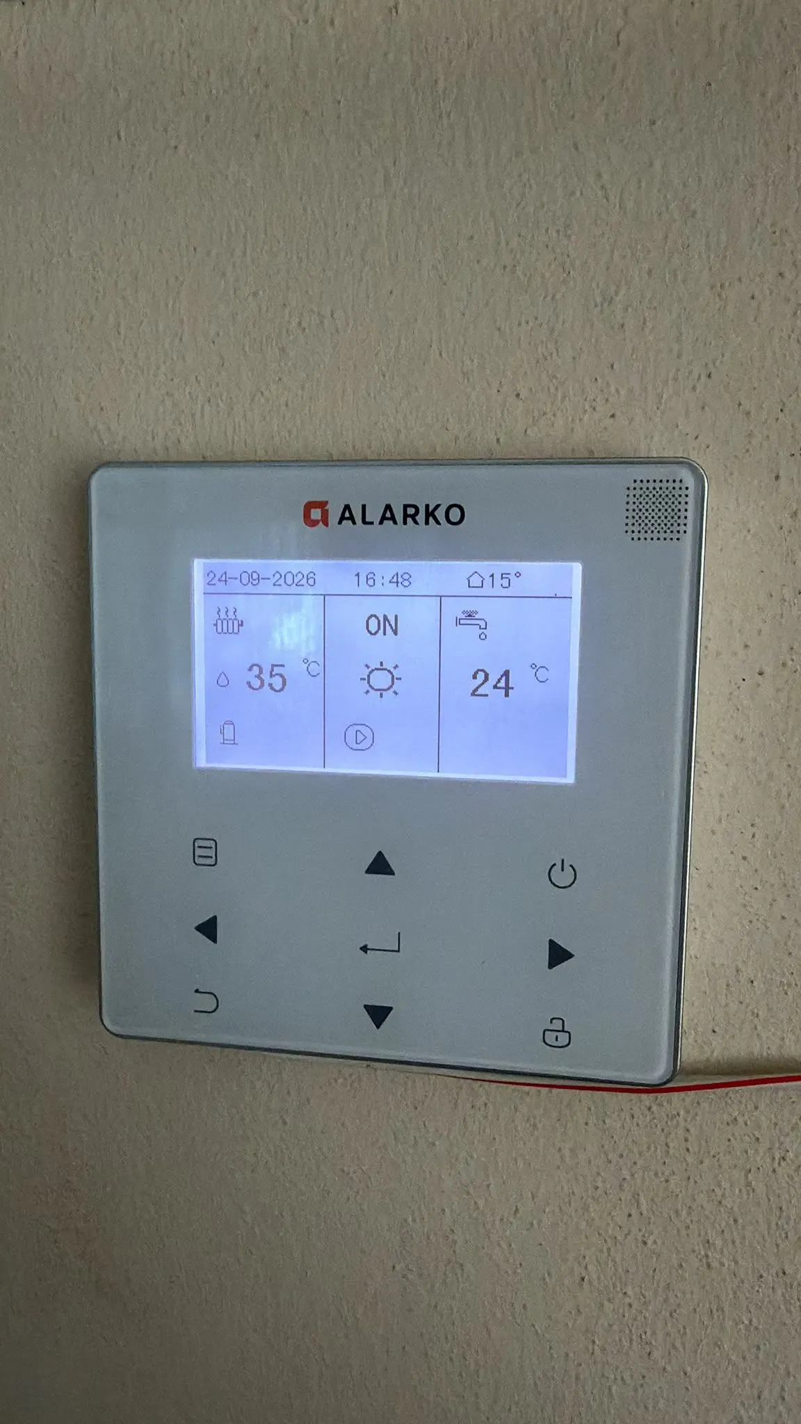 Alarko ısı pompası kontrol paneli, 35 °C su ve 24 °C oda sıcaklığı gösteriyor
