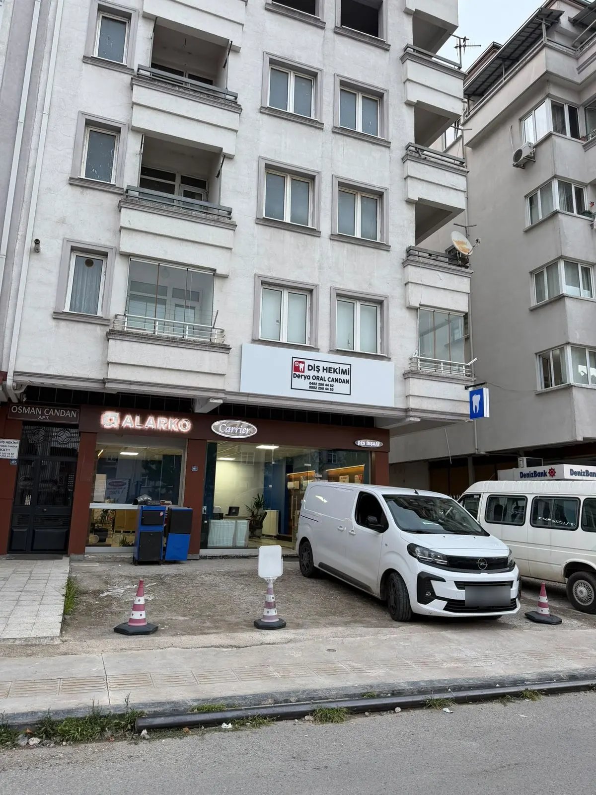 RCS Mühendislik mağazası: Alarko ve Carrier tabelalı dükkân ve önündeki servis aracı